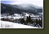 Zimní pohled na horu Travný a údolí k Visalajím a Zlatníku